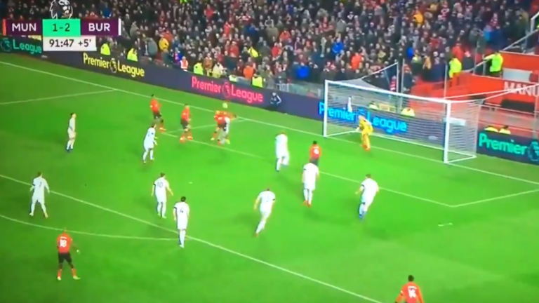 Alexis fue clave en agónico empate del United en la Premier