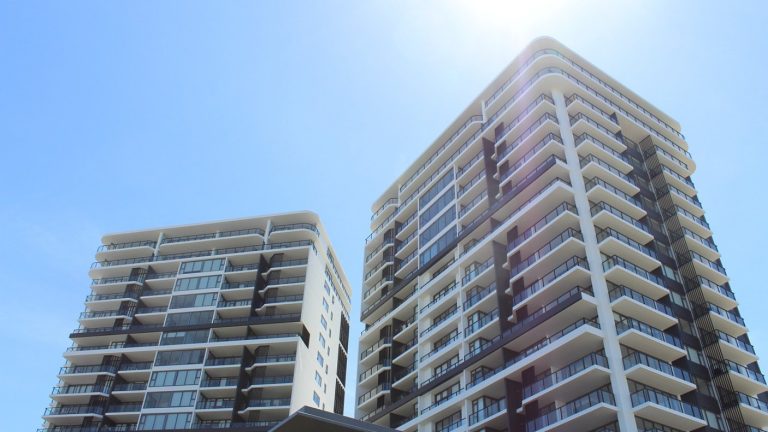 Mujer estuvo tres días encerrada en un ascensor del edificio de un millonario empresario