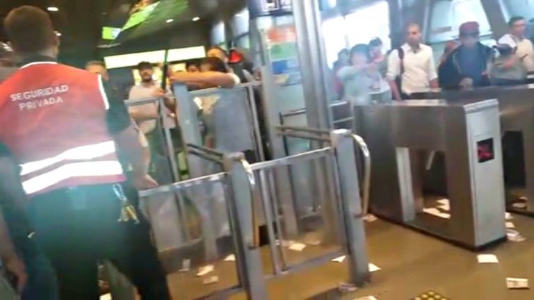 Usuarios de Metro protestaron por alzas de pasaje y protagonizaron altercados con guardias de seguridad