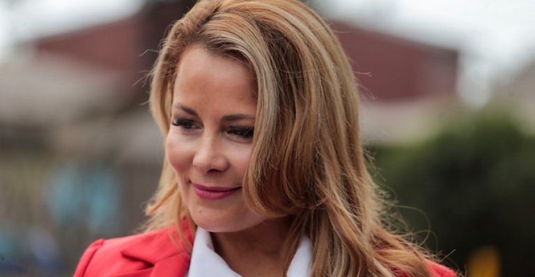 Cathy Barriga defendió la beca que lleva su nombre