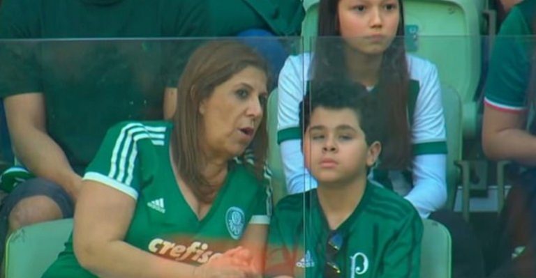 Madre relata partido de fútbol a su hijo ciego en el estadio