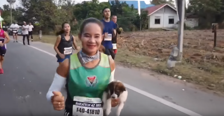 Maratonista recogió a perro abandonado y terminó la carrera con él