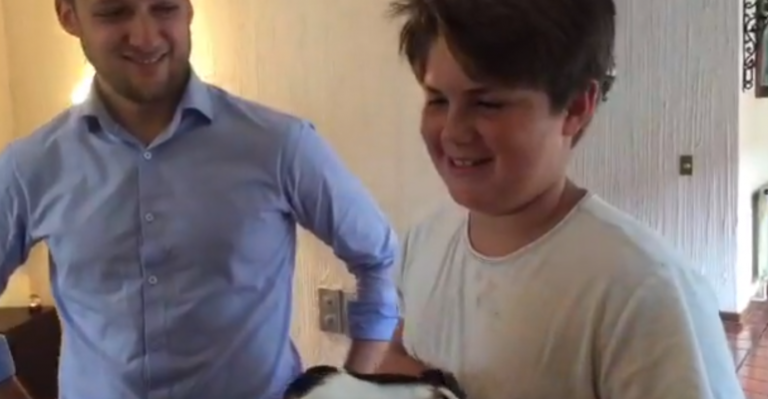 Niño dueño de “Chimuelo” fue sorprendido con una nueva mascota