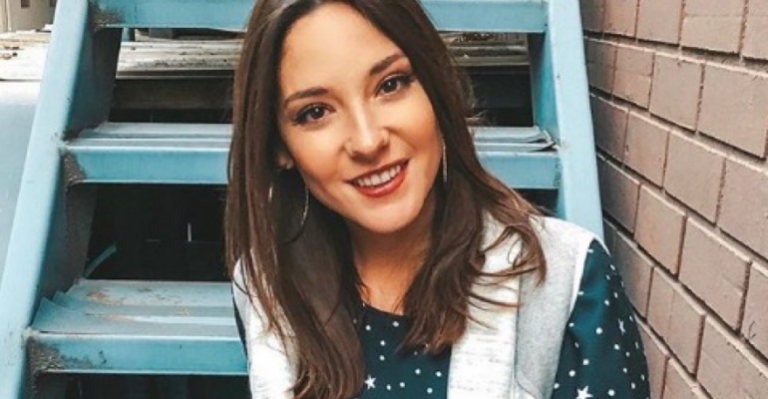 Kel Calderón viajó con estilosa bota ortopédica a Rapa Nui