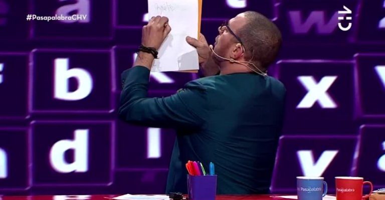 Julián Elfenbein ayudó descaradamente a participantes de Pasapalabra