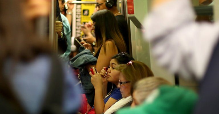 Hombre porta bebé de juguete para usar asiento preferencial del Metro