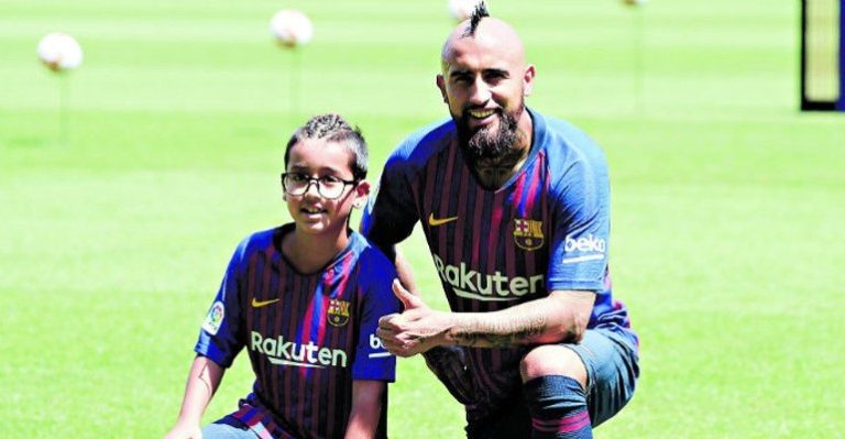 Arturo Vidal inscribió a su hijo en la academia del FC Barcelona