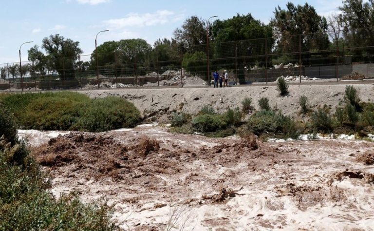 Hombre murió tras lanzarse al río Loa para rescatar a su sobrina: El afluente creció por las lluvias en el norte