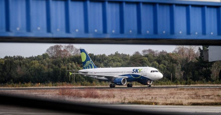 Pasajeros de SKY que viajaban a Arica y Calama podrán reprogramar sus vuelos