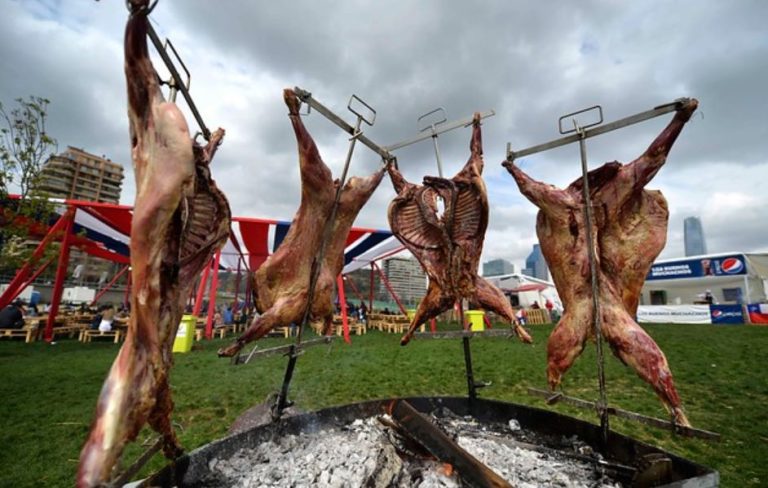 Más de 132 corderos faenados: Así será el “asado más grande del mundo” en la Patagonia