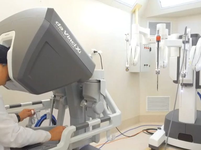 La Clínica Universitaria de Concepción ya cuenta con el primer robot para cirugías fuera de Santiago