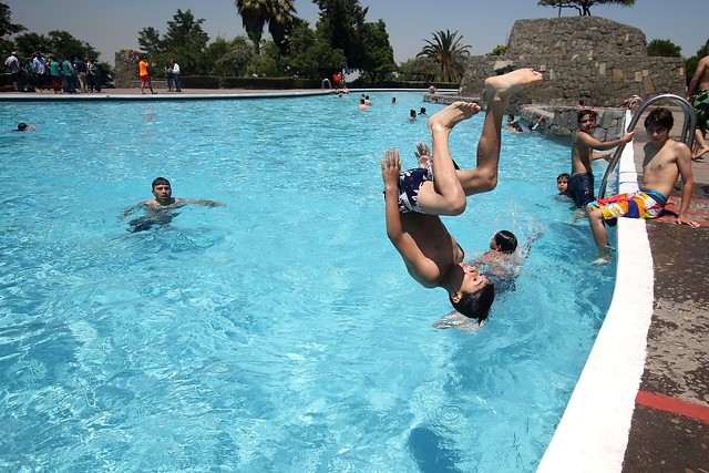 Por este motivo no es recomendable ir a la piscina a capear la ola de calor