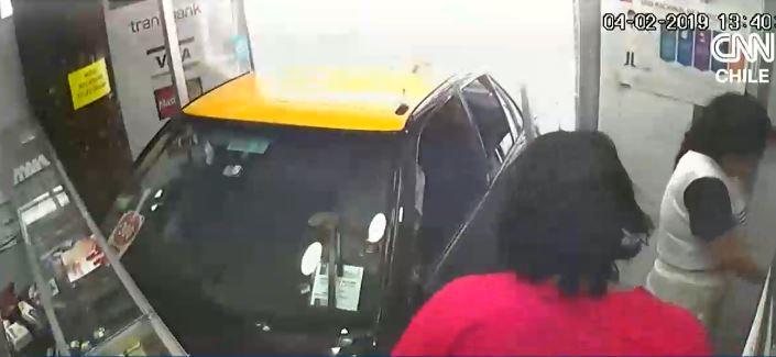 Taxista a exceso de velocidad terminó su carrera dentro de una farmacia