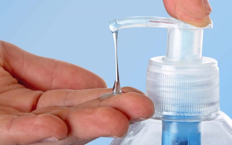 Estudio de la U. de Chile alerta sobre antimicrobiano de productos de limpieza que puede dañar el sistema nervioso