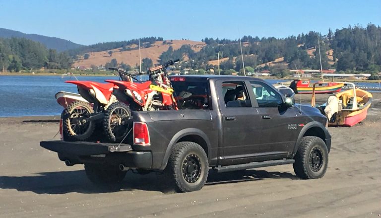 Vichuquén: Denuncian a vecinos “ABC1” por realizar eventos de motocross en dunas protegidas por ley medioambiental