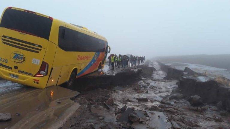 Reportan heridos: Bus cayó en socavón y quedó atrapado debido a las intensas lluvias en el norte