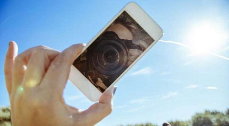 Esto le puede pasar a tu celular si lo dejas expuesto al sol durante una hora