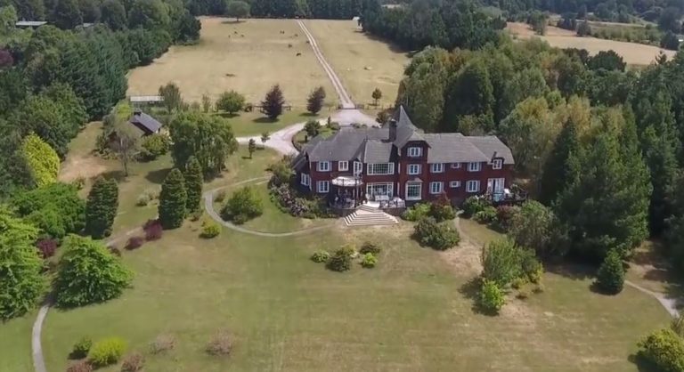 Imagen aérea muestra la distancia entre la casa del presidente de Gasco y la playa donde expulsó a las mujeres