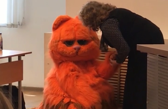 Universitario asiste a clase disfrazado de Garfield