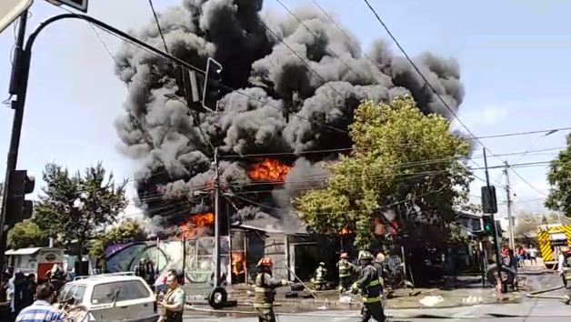 Las impresionantes imágenes del incendio que afecta un taller mecánico en San Ramón