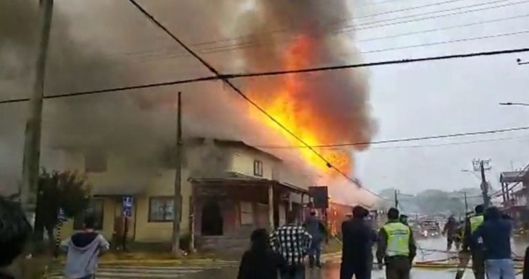 Incendio consume varias viviendas y locales comerciales en Panguipulli