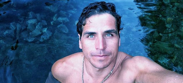 Pangal posó desnudo en fotografía de sus vacaciones