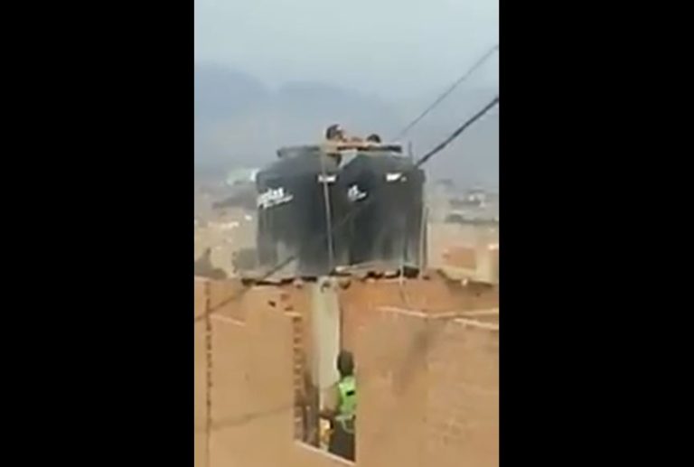 Madre fue detenida por golpear y encerrar desnudas a sus hijas en un tanque de agua