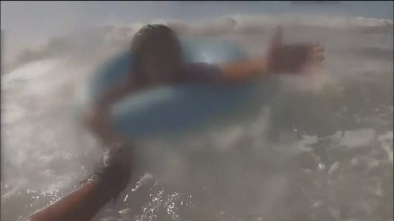 El dramático operativo de rescate a 7 personas en la playa y que movilizó hasta a un helicóptero