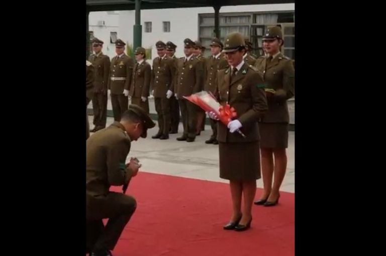 Carabinero sorprendió a su novia uniformada en medio de una ceremonia y frente a todos su colegas: 