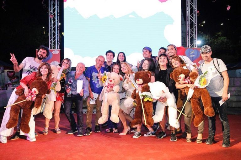 Mucha timidez, varios mirones y 16 parejas que hicieron match: Así fue el Tinder de Maipú en San Valentín