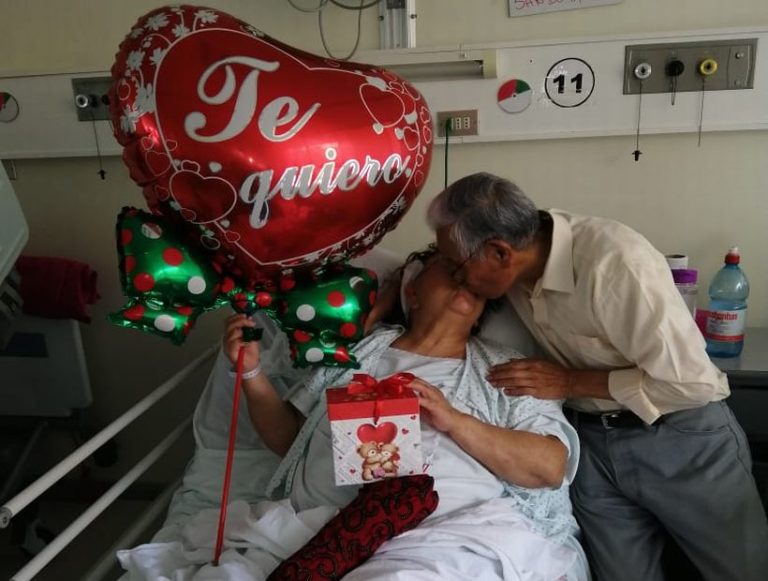 Anciano sorprendió a su pareja hospitalizada en el Día de los Enamorados: Ella se emocionó hasta las lágrimas