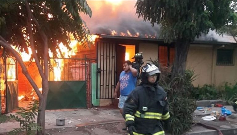 Incendio dejó dos fallecidos y tres viviendas dañadas en Renca