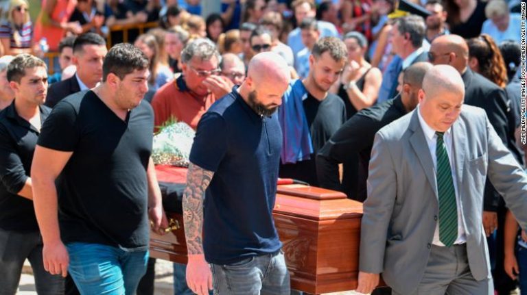 El último adiós a Emiliano Sala: cientos de personas despiden al jugador en Argentina