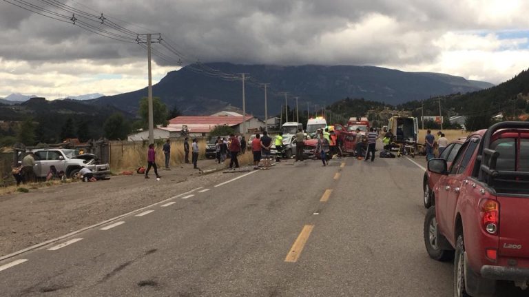 Grave accidente de tránsito deja 2 fallecidos y siete lesionados en Coyhaique