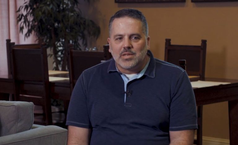 Se hizo un examen de ADN para conocer a su padre y descubrió que tenía tres hijas