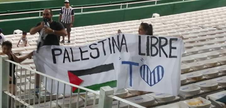 La bandera a favor de Palestina que se vio en el duelo de los árabes ante Talleres