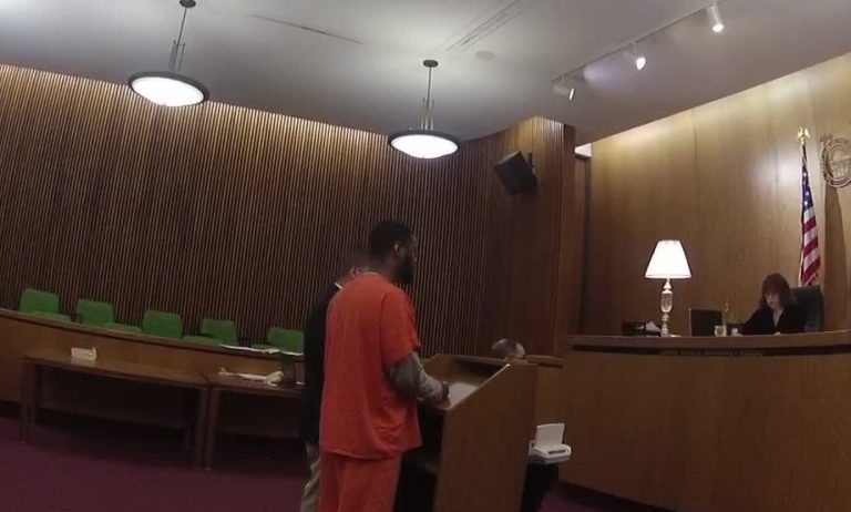 Lo sentenciaron a 47 años de cárcel por agresiones a su pareja y se desquitó golpeando a su abogado en tribunal