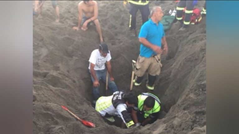 Falleció joven que quedó atrapado en la arena en El Tabo