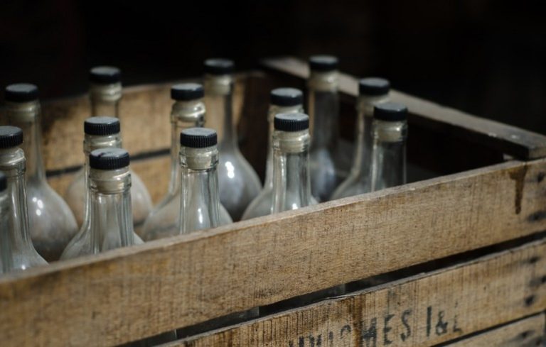 Más de 140 muertos por consumo de alcohol adulterado en el noreste de India