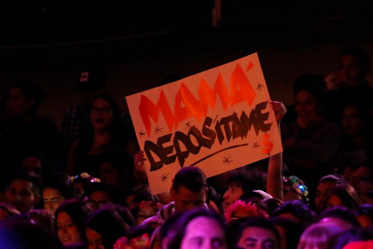 “Mamá, deposítame”: Las llamativas pancartas que se tomaron la Quinta Vergara en la primera noche de Viña 2019