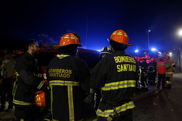 Incendio en el Cerro San Cristóbal se encuentra controlado y solo quedan algunos focos