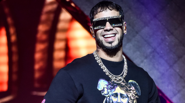 Caída de Anuel AA durante concierto se convirtió en viral