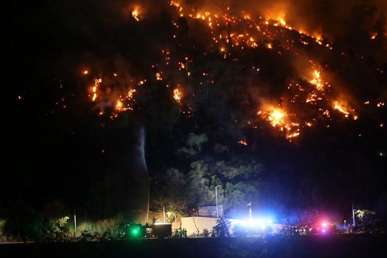 Investigan intencionalidad en incendio del Cerro San Cristóbal