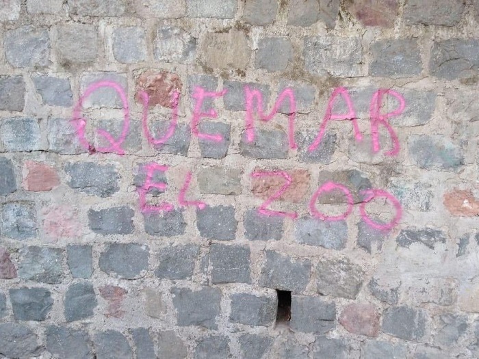 “Quemar el zoo”: Las fotos de los rayados que aparecieron hace semanas en el Parquemet