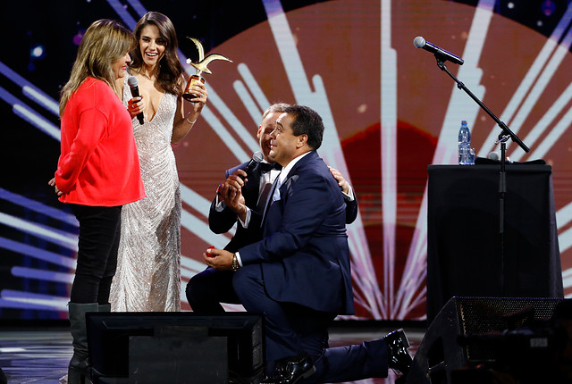 Dino Gordillo pidió matrimonio a su pareja sobre el escenario del Festival de Viña