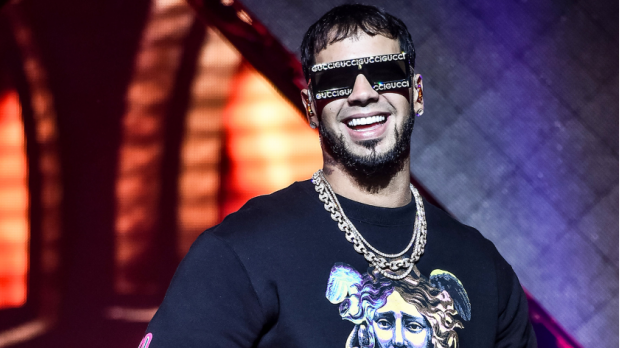 Anuel AA lució en Instagram extravagante collar de 150 quilates