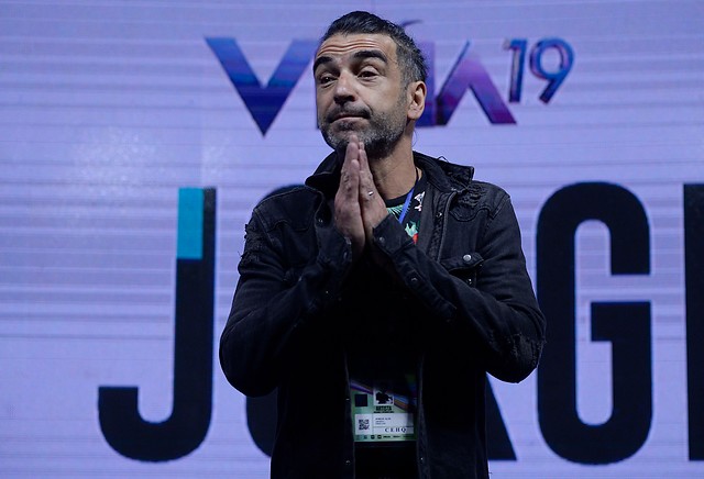 Jorge Alís en problemas: Resfrío lo dejó sin voz a un día de presentarse en Viña