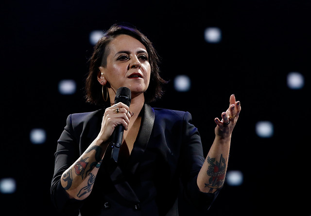 Entre ola de pifias el Monstruo bajó a Jani Dueñas, la única mujer comediante del Festival de Viña 2019