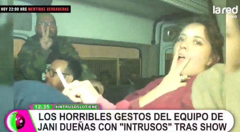 Los obscenos gestos del equipo de Jani Dueñas a Intrusos en su salida de la Quinta Vergara