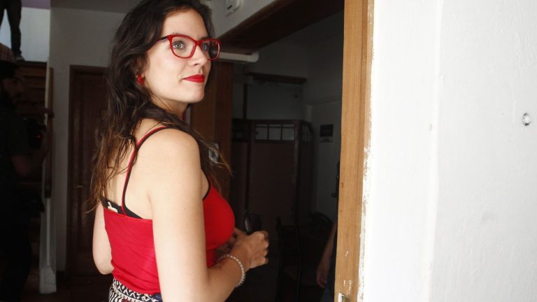 Camila Vallejo se luce bailando en filtrado adelanto de nueva canción de Moral Distraída